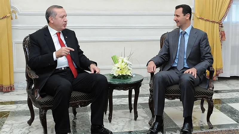 Katfar1953's tweet photo. Bir şey soracağım.
Esat'ın gitmesinin Türkiye'ye ne faydası oldu?
Suriye'de mücadele ettiğimiz pkk ve ışid ülke yönetimini ele aldı.
İsrail, Suriye yönetimine müdahil hale geldi. Suriye işletmelerini başka ülkeler aldı. Türkiye'deki Suriyeliler bizde kaldı!?
Bizim çıkarımız ne? https://t.co/CFtvEOgRua