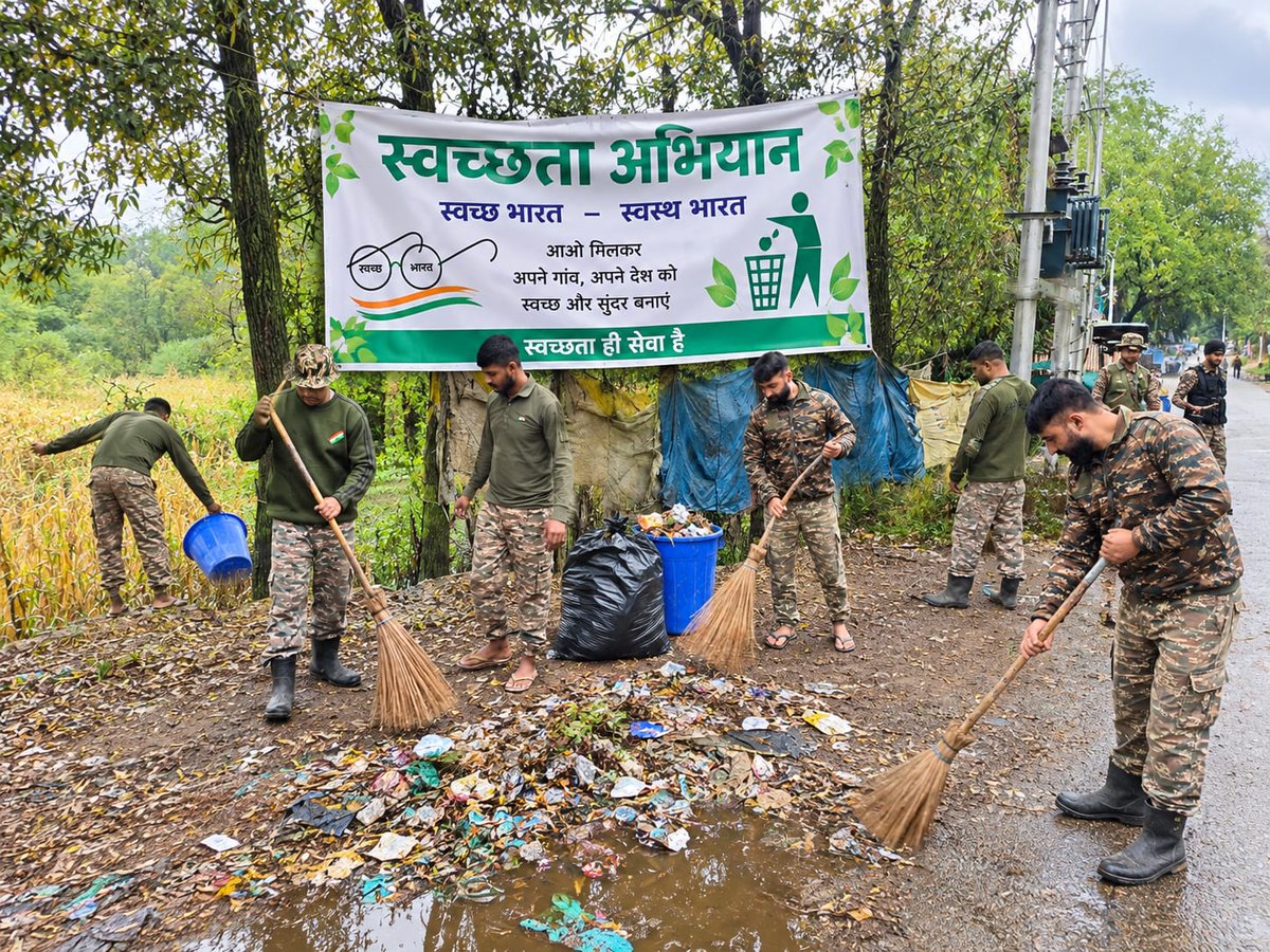 164Pro's tweet photo. Swachhata Hi Seva(SHS) campaign-2026 conducted at 164 BN, CRPF. #SHS2026 #SwachhataHiSeva2026  "Ek Din, Ek Ghanta, Ek Saath" Organized by the Unit, at nearby area of B/164Bn Campus, Larnoo, Dist Anantnag (J&amp;K). https://t.co/WllEZsS7EG