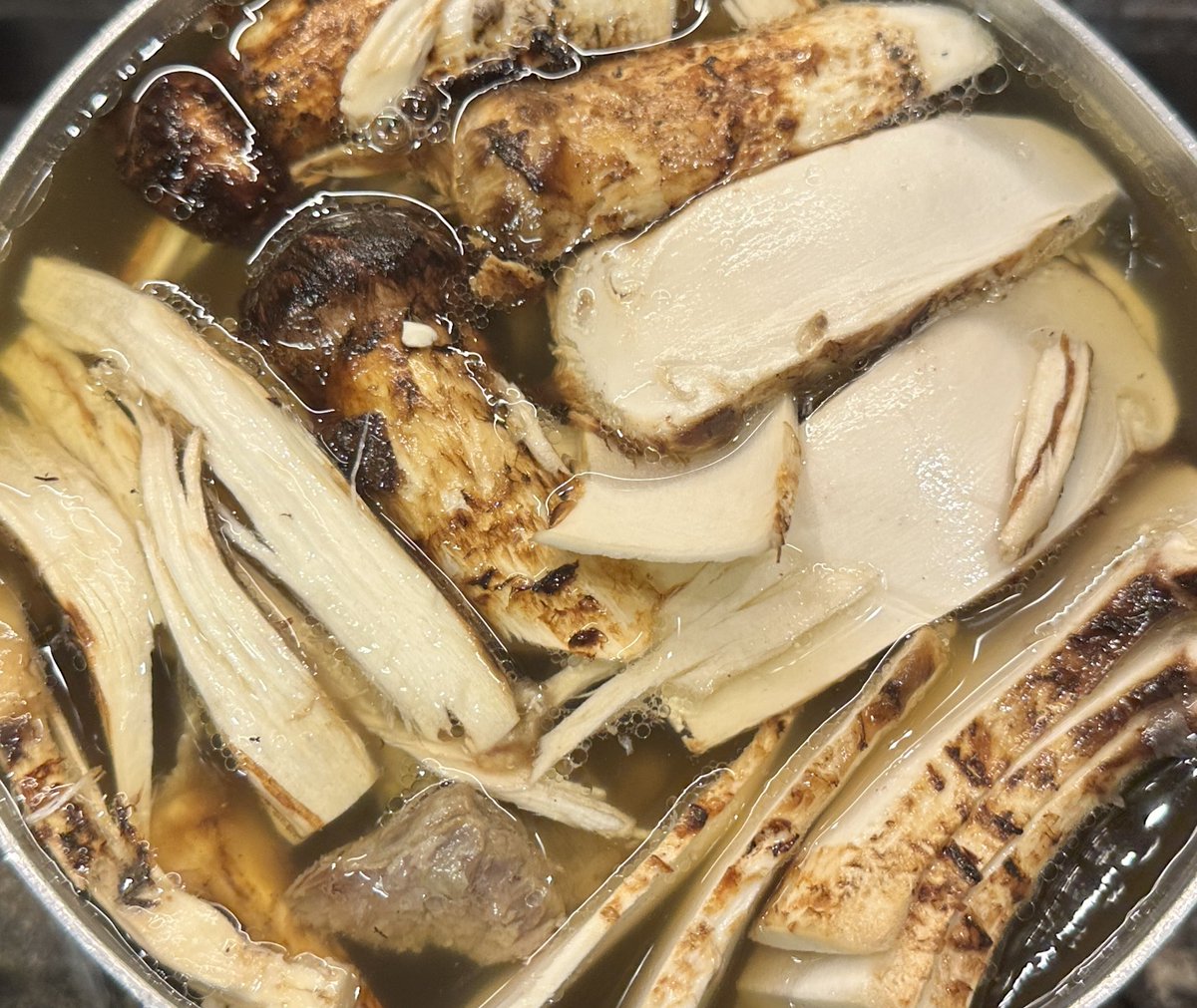 Che__cazzo's tweet photo. 松茸貰った！
お吸い物作ろう！
残りは焼きで👏 https://t.co/sBd2tcrJQz