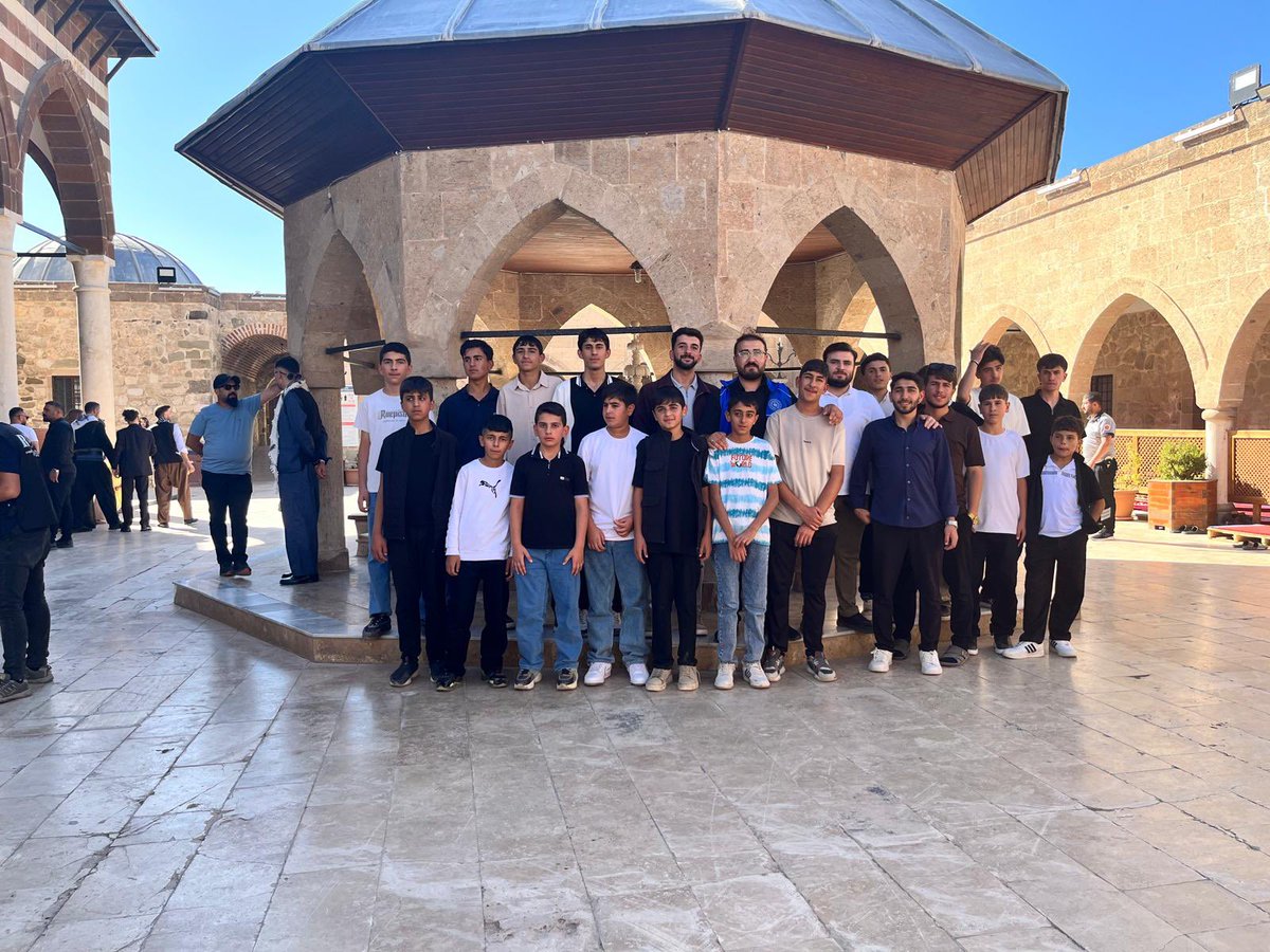 GSB_OzalpGM's tweet photo. 🌿Gençlik merkezimiz olarak gönüllülerimiz ve gençlerimizle birlikte keyifli bir kültür gezisi gerçekleştirdik.
Tarihe, kültüre ve birbirimize dair güzel izler bırakan bu gezide hep birlikte dolu dolu bir gün geçirdik. https://t.co/uq3nrRPbER