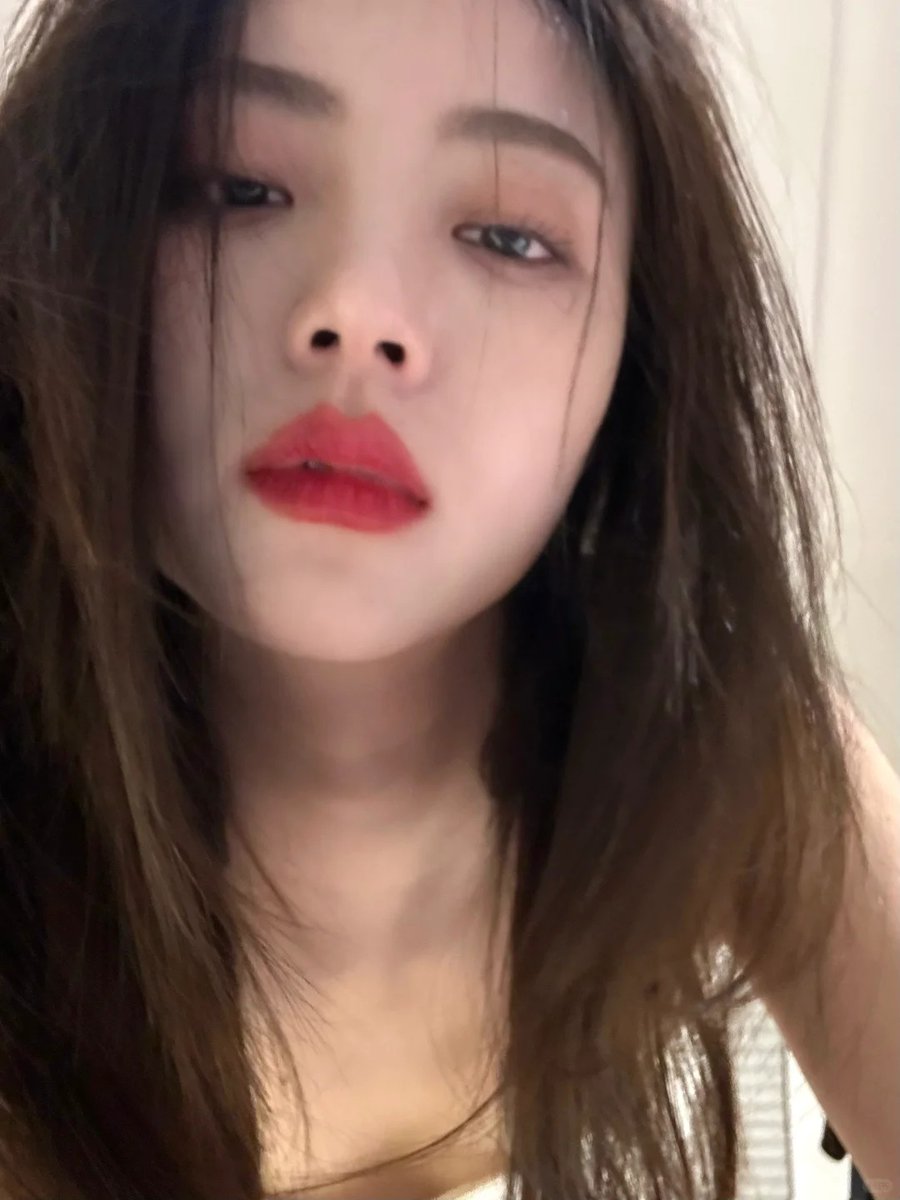 CandyPuff15919's tweet photo. Simple indoor portrait, messy hair & bold red lip ✨ Quiet and lazy mood. #Portrait #RedLip #CasualSelfie #Aesthetic https://t.co/7fR0GHYA4N