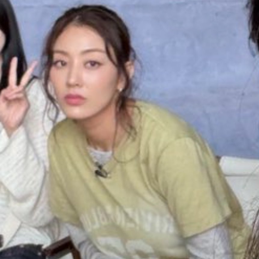 flowlikehyo's tweet photo. hehe                                                     not hehe https://t.co/sjeq5hoyCS