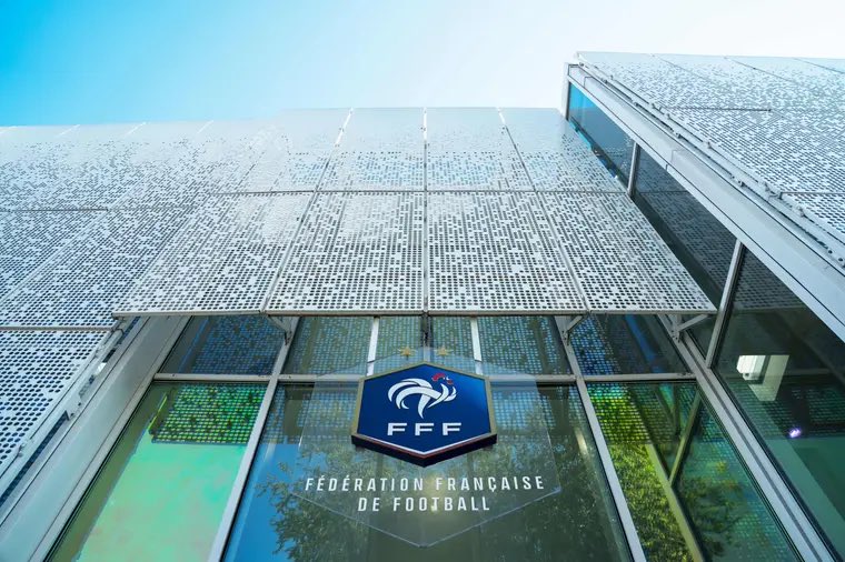 PhilippeDiallo's tweet photo. Une loi, ça s'applique.

La loi sur l'organisation du football professionnel a été votée cet été à la quasi-unanimité des parlementaires. Il est désormais temps de construire.

J'ai réuni hier les 36 clubs de @Ligue1 et @Ligue2BKT au siège de la @FFF. Cette réforme est une opportunité historique pour le football professionnel français. Il nous appartient, collectivement, de construire un modèle équilibré, transparent, efficace.

Clubs, LFP, CVC, FFF : nous avons une responsabilité collective.

Comme toujours, la Fédération fixera le cap et garantira l'intérêt général.

À nous de saisir cette chance, dans un esprit d'unité et de responsabilité. ⚽️