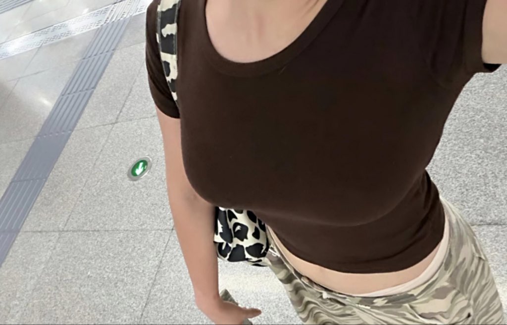 TheStoneReserve's tweet photo. 终于理解了为什么有人说拥抱是治愈孤独的良药。以前张开双臂，怀里只有空气和单薄的肋骨，那种空洞感总让我下意识想缩起来。而刚才那个拥抱，让朋友像是陷进了一团温热的云朵里。那份柔软的阻力，不仅填满了双臂间的缝隙，更像是把心里那块缺失已久的拼图狠狠按回了原位 #长胸 #ts #hrt #mtf #男娘 https://t.co/l1VuS6g7Sm