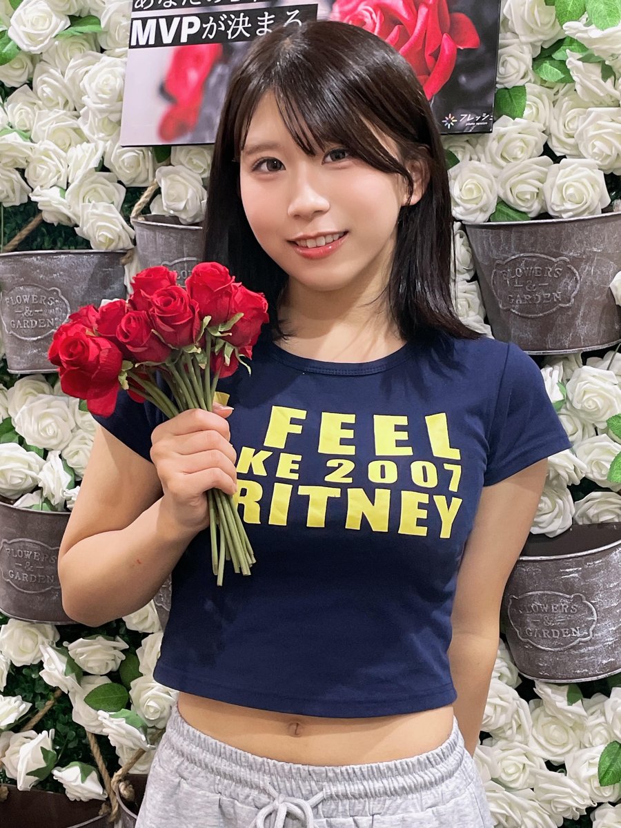 fresh_pedia's tweet photo. 2026/09/18(金)【フレッシュフォトセッション / ＃タイトなあの子 】
立花りんかちゃんに薔薇20本入りました‼︎🌹
#フレッシュ撮影会 #セッション https://t.co/AztD0pwVNG