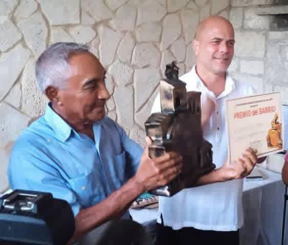GHNordelo5's tweet photo. A 46 años de aquella hazaña, felicitamos al primer cosmonauta latinoamericano, el Héroe de la República de #Cuba Arnaldo Tamayo Méndez, Premio del Barrio de los #CDRCuba #66AñosCDR #MiBarrioPorLaPatria https://t.co/GG6GNGgchC