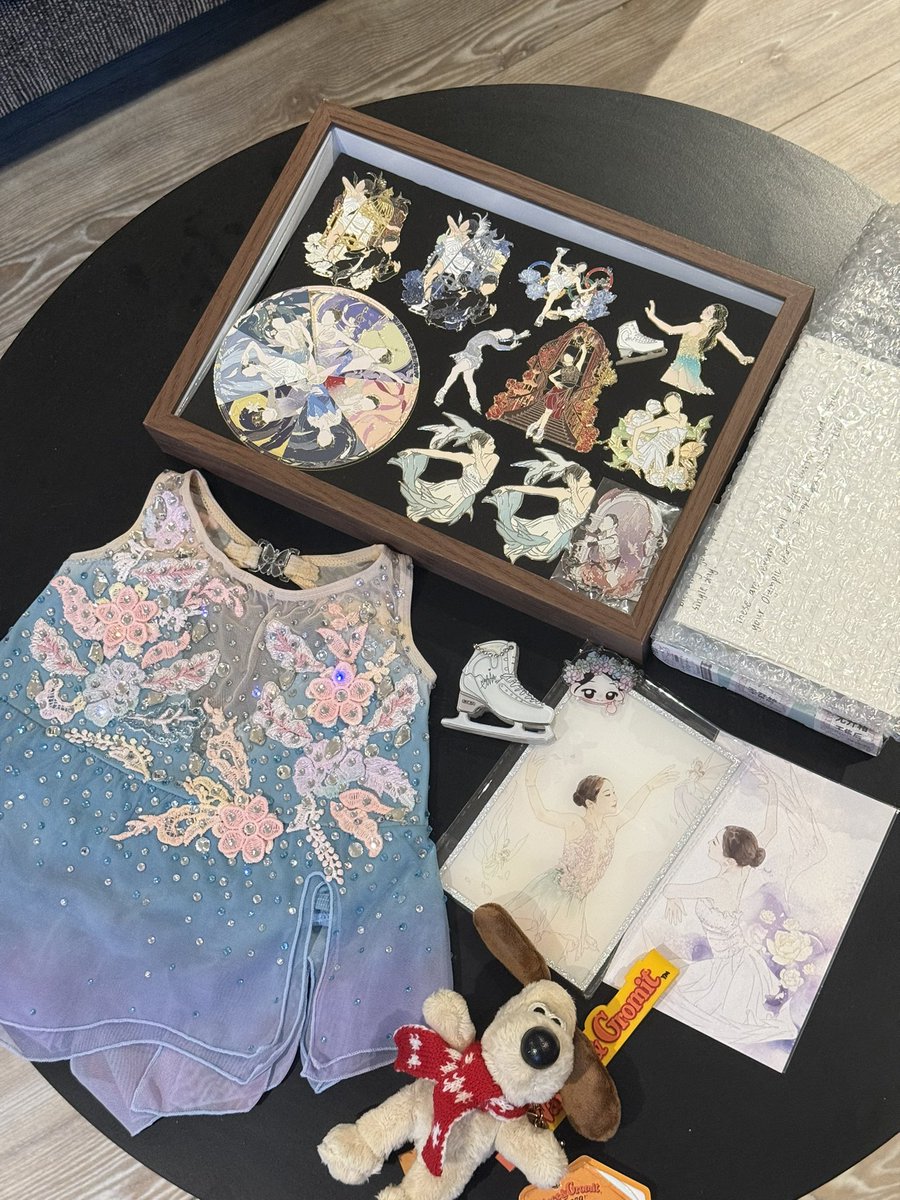 loveforskates's tweet photo. gifts for Jia in Lombardia Trophy💕
#figureskating #jiashin #lombardiatrophy https://t.co/4ojlFfjdWw