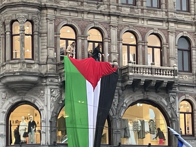 AdadeBoer2's tweet photo. Ik belde net met de klantenservice H&amp;M. Die zei dat de vestiging Amsterdam toestemming aan het Nederlandse hoofdkantoor had gevraagd voor deze actie. Die toestemming werd verleend. https://t.co/EJKwlS3Obc