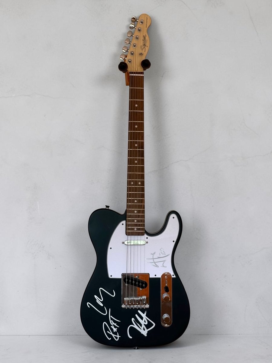 RecCollMag's tweet photo. The https://t.co/801aAh4v21 auctions of 24 Sept.-2 Oct. inc signed guitars from #Metallica #BruceSpringsteen #Aerosmith #ACDC #FooFighters. https://t.co/E5LzqWO4rA
