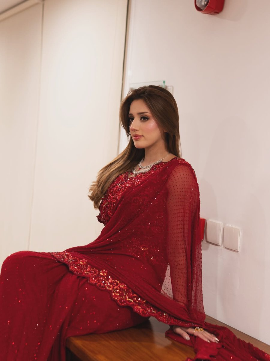 _showbizplus_'s tweet photo. Femous Pakistani Tiktok Star #Janatmirza in Red Saarhi https://t.co/4QHc2buZ5c