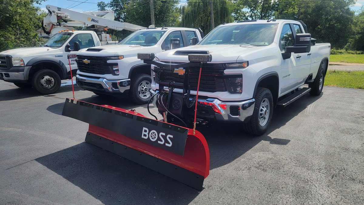 TruckShoppe's tweet photo. Completed a couple of big installs this week for Bonner Chevrolet/American Water. These were big jobs plows, lift gates, tool boxes, back racks. These trucks are number ?? lost track out of over 100 units to upfit......#Bonner ,#americanwater ,#Upfitte ,#upfittersofinstagram https://t.co/JrLozrCIww