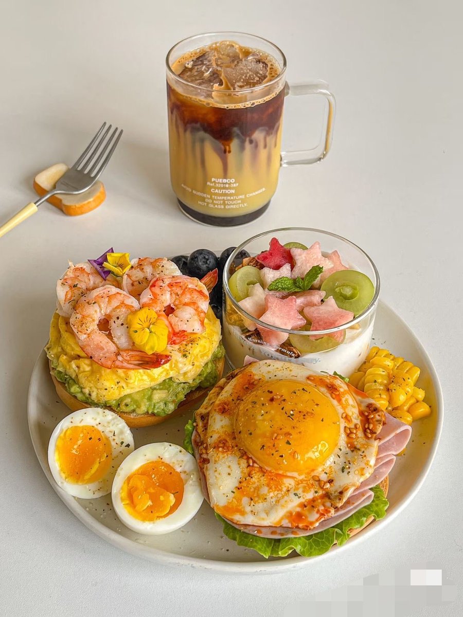 gothicornate_'s tweet photo. brunch that looks too pretty to rush 🍤 🍳 https://t.co/3c4Bm014Ju