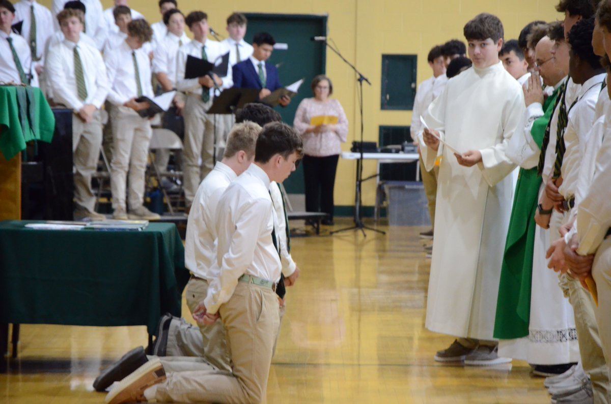 SJRHighSchool's tweet photo. On Thursday the entire SJR community celebrated our first school-wide Mass together.

The student body celebrated the Mass of the Holy Spirit to kick off the new school year. We also blessed our new Eucharistic Ministers as well as enshrined this year's Student Council Officers https://t.co/qgAyZiH2XT