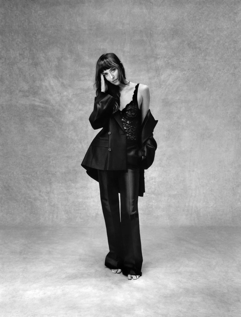 thepopora's tweet photo. Dakota Johnson stuns in a new Vogue feature. https://t.co/a4KaIXjbLG
