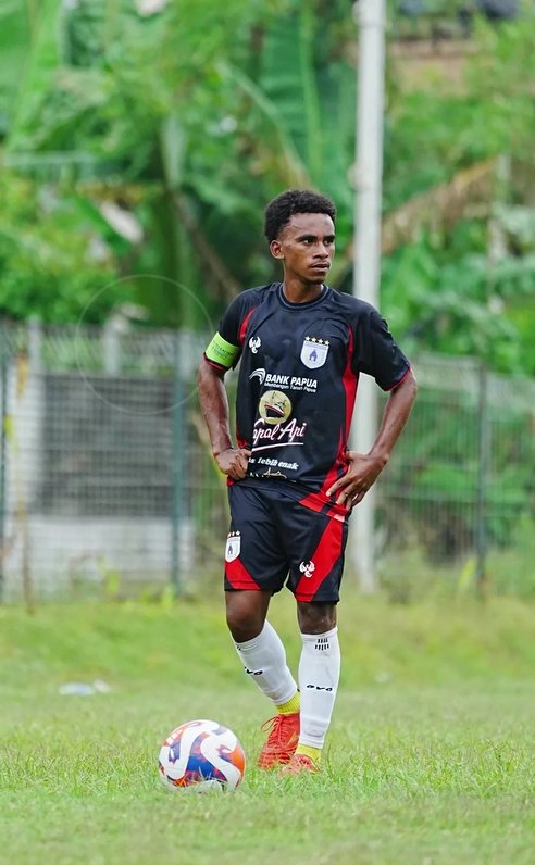 wunderkid_id's tweet photo. #PromotionTime
#PersipuraJayapura

Untuk Kasta Kedua Liga Indonesia musim ini, Persipura Jayapura memberikan kesempatan promosi kepada 1 pemain Tim Muda nya ke Tim Utama yaitu Agus Rumboirusi (2007)

Pemain didikan Tunas Muda Hamadi FC ini dipromosikan dari Tim U-19 Persipura Jayapura setelah tampil baik di EPA Championship U-19 musim 2025-2026.

Berikut statistiknya pada musim lalu:

•LB-DM-CM: Agus Petu Rumboirusi (26-5-2007) - EPA Championship U-19 2025-2026:

☑️ 11 Laga (6 Starting 5 Cadangan)
⏱️ 622’ menit
⚽ 0 Gol
🎯 7 Shot (1 On Target)
🅰️ 0 Assist
🔄 200 Passing (158 sukses)
⚔️ 6 Tekel
❎ 15 Intersepsi
☄️ 0 Sapuan
⚠️ 0 Kuning