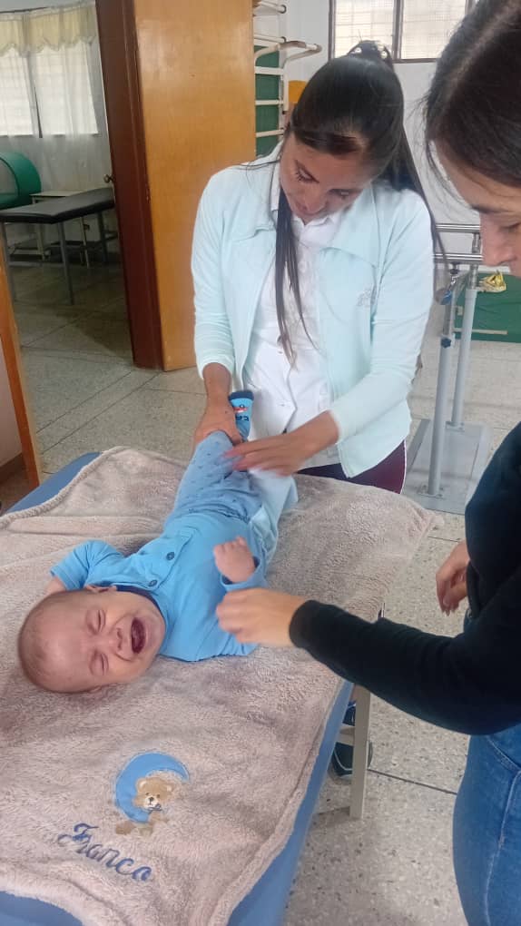 cubacooperaven's tweet photo. 🇨🇺🙌🏻🇻🇪 ¡Amor y vocación sin pausa desde el estado Mérida! Con manos expertas y profunda sensibilidad, nuestra misión médica cuida cada día de la salud y la vida de grandes y pequeños en el servicio de rehabilitación. ¡Siempre presentes!

#CubaCoopera #HenryReevePorLaVida https://t.co/lW462PSN6a