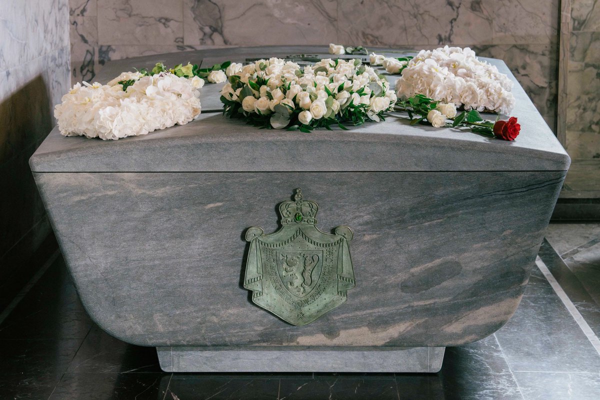implmaterial's tweet photo. 🇳🇴 King Harald’s Sarcophagus in the Royal Mausoleum at Akershus Fortress.

The new Sarcophagus has been designed as a vessel with a rounded bottom — inspired by King Harald’s close relationship with the sea. The hull protects what is on board & carries it safely onward. The motif also draws a line back in history to earlier ship burials, where the ship carried the deceased on a final journey to another realm.

The material used for the Sarcophagus is olivine, a rock formed in the Earth’s interior & pushed forward by the forces that have shaped Norway.

Just like King Harald’s life at sea, Queen Sonja’s relationship with Norwegian nature has been an important inspiration in the design of the Sarcophagus. Queen Sonja has gone on countless trips in the Norwegian countryside, on foot & on skis all over the country. It was therefore natural to choose Norwegian stone as the material for the joint Sarcophagus, & stone was chosen from Sunnmøre — an area where Queen Sonja has hiked often & knows very well.

The greenish olivine stone can absorb & bind CO2, which the designers have emphasised as a symbol of King Harald & Queen Sonja’s love for nature & care for future generations.

The joint Sarcophagus thus brings together what has been important to each of them into a common resting place.