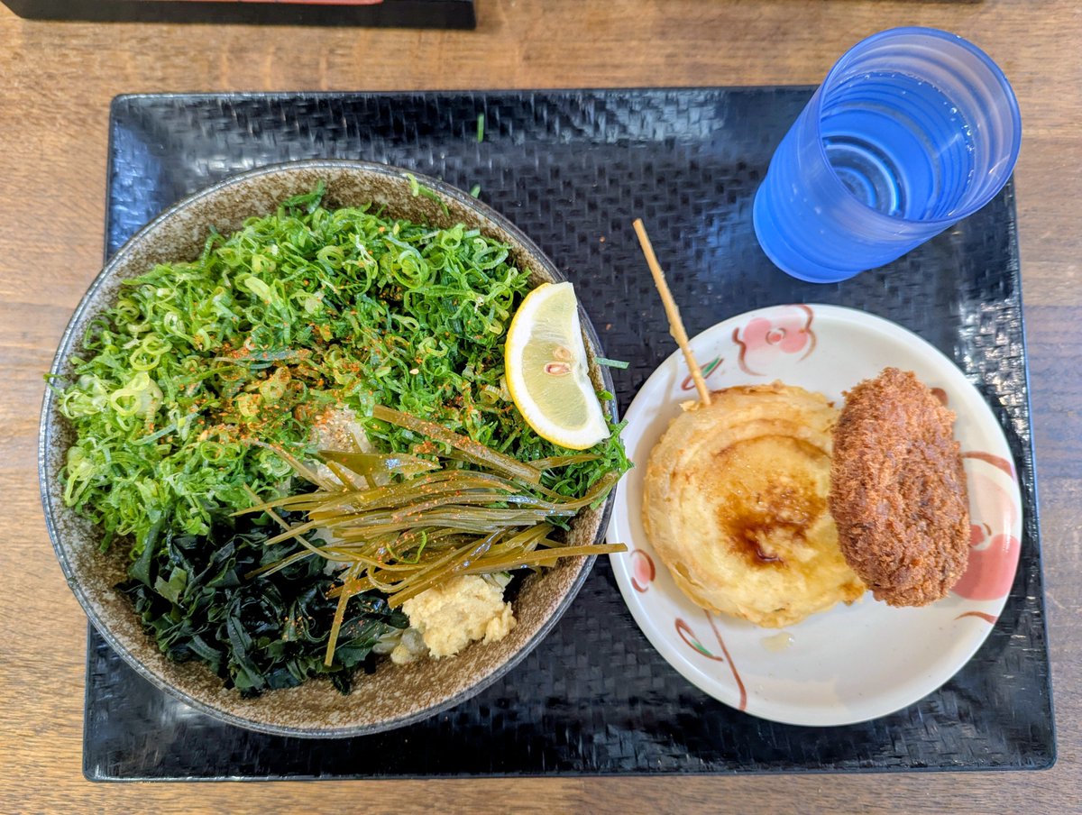 JancomTaka66's tweet photo. ⁡昨日のランチ⁡
⁡緑たっぷりでヘルシー✨⁡
⁡ごちそうさまでした
 #こがね製麺所  #松山のうめん道路店⁡  #おろしぶっかけ冷  #玉ねぎ天  #メンチカツ https://t.co/E5Q4J20Afp