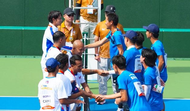 masato_ogiwara's tweet photo. 【11年間ありがとうございました！】

カンボジア代表としての国別対抗戦、予選リーグ敗退という悔しい結果に終わりました。

ですが、現地会場に足を運び、最後まで熱い声援を送ってくださった皆さま、本当にありがとうございました！皆さまの声援がぼくたちの背中をずっと押し続けてくれました。

そして、センターコートで日本と戦えたことは、本当に幸せでかけがえのない時間でした。現役時代に憧れていた篠原監督と、選手時代は対峙できなかったものの、監督としてコートで対峙できたことは忘れられない思い出となりました。

また、ぼくたちが主催するJAPANGPに出場してくれた選手たちとも、このアジア競技大会という舞台で戦うことができ、とても嬉しかったです。

今回対戦したパキスタンは、2016年の日本開催のアジア選手権で負けたチーム。そしてフィリピンチームは、これまで11年間ずっと切磋琢磨してきた仲間です。

そんなチームと今回戦えたことも、本当に感慨深く、幸せな時間でした。

カンボジア代表として走り続けたこの11年間、支えてくださったすべての皆さま、本当にありがとうございました！

荻原雅斗

#アジア競技大会 #カンボジア