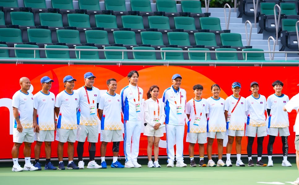 masato_ogiwara's tweet photo. 【11年間ありがとうございました！】

カンボジア代表としての国別対抗戦、予選リーグ敗退という悔しい結果に終わりました。

ですが、現地会場に足を運び、最後まで熱い声援を送ってくださった皆さま、本当にありがとうございました！皆さまの声援がぼくたちの背中をずっと押し続けてくれました。

そして、センターコートで日本と戦えたことは、本当に幸せでかけがえのない時間でした。現役時代に憧れていた篠原監督と、選手時代は対峙できなかったものの、監督としてコートで対峙できたことは忘れられない思い出となりました。

また、ぼくたちが主催するJAPANGPに出場してくれた選手たちとも、このアジア競技大会という舞台で戦うことができ、とても嬉しかったです。

今回対戦したパキスタンは、2016年の日本開催のアジア選手権で負けたチーム。そしてフィリピンチームは、これまで11年間ずっと切磋琢磨してきた仲間です。

そんなチームと今回戦えたことも、本当に感慨深く、幸せな時間でした。

カンボジア代表として走り続けたこの11年間、支えてくださったすべての皆さま、本当にありがとうございました！

荻原雅斗

#アジア競技大会 #カンボジア
