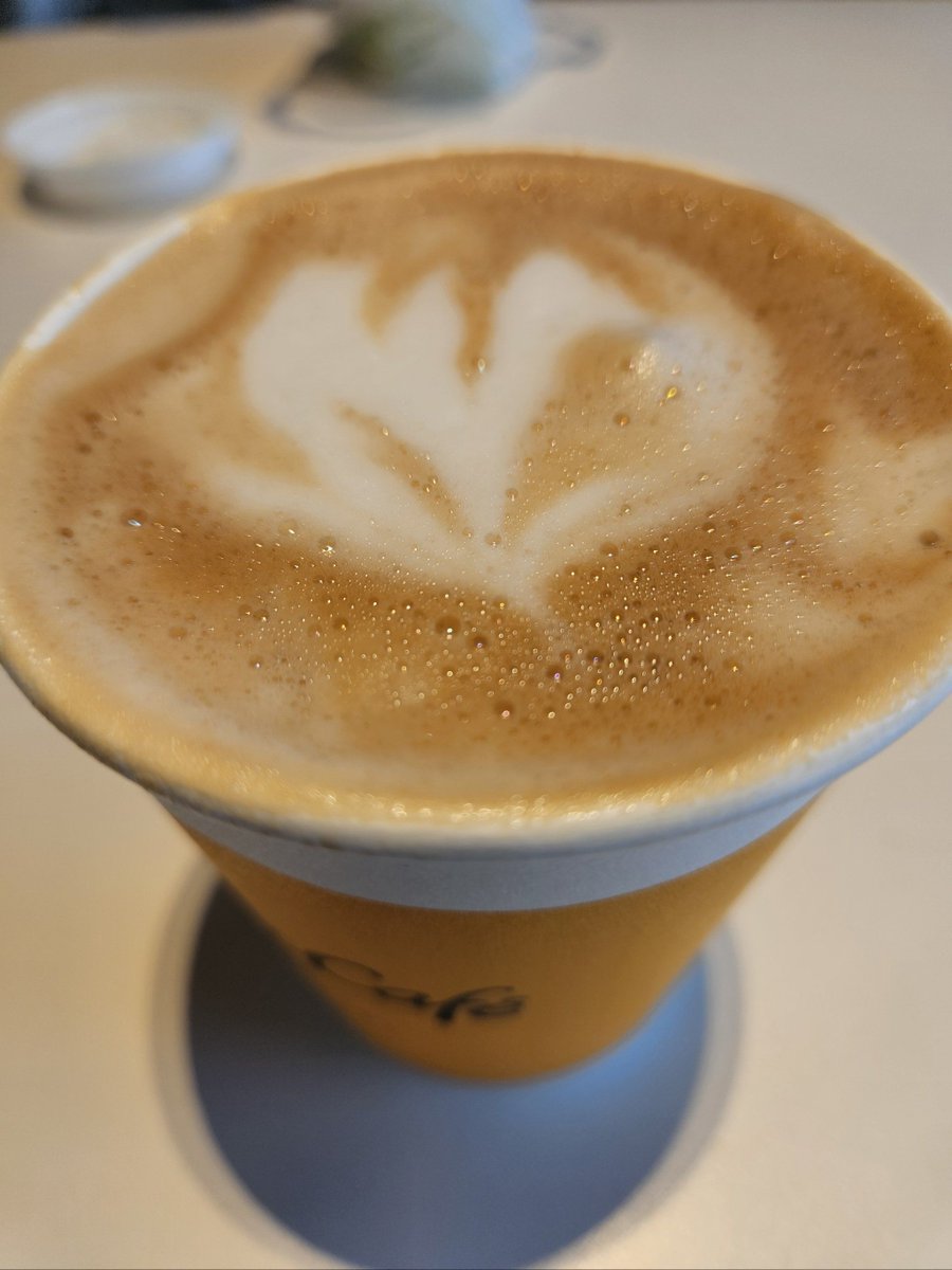 sharp613288's tweet photo. Just tried the new morning oat latte with a hint of cinnamon at the café next to my place—game changer for my 7AM work mood! Smooth, warm, and way less bitter than regular lattes. Will be my daily pick from now on ， https://t.co/EBS6D3rahC