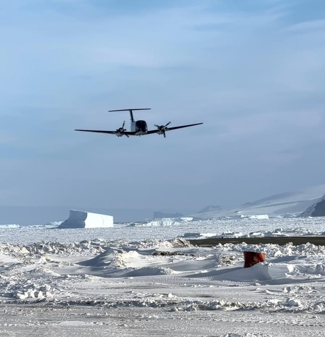 noalcierrebapi's tweet photo. 📍 Punta Indio ➡️ 📍Antartida Argentina.
El A200C característica 1-G-50 ayer realizó la práctica denominada enlace como parte de la instrucción de los pilotos. Salió de nuestra Base Aeronaval Punta Indio y llegó a la Base Marambio en Antártida.

¿Orgullosos? 
No, lo que sigue. https://t.co/eE9wL1TNRh