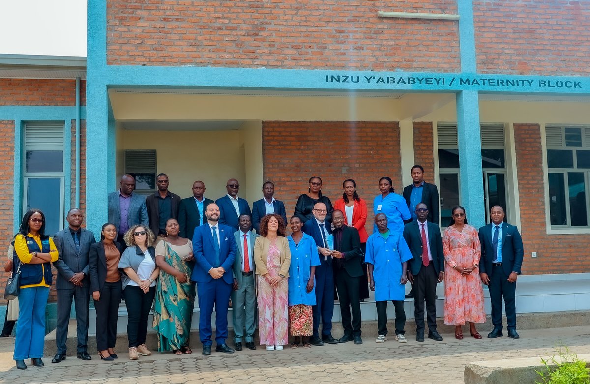 MusanzeDistrict's tweet photo. Umunyamabanga uhoraho muri Minisiteri y'Ubuzima  @JNdayizigiye ari kumwe n'Umuyobozi wa ENI Foundation Dominico Giani n'abandi banyacyubahiro, yafunguye ku mugaragaro Inzu y'Ababyeyi yubatswe ku Kigo Nderabuzima cya Karwasa, hishimirwa n'izubatswe Shingiro, Bisate na Rwaza. https://t.co/GtIzq2uocY