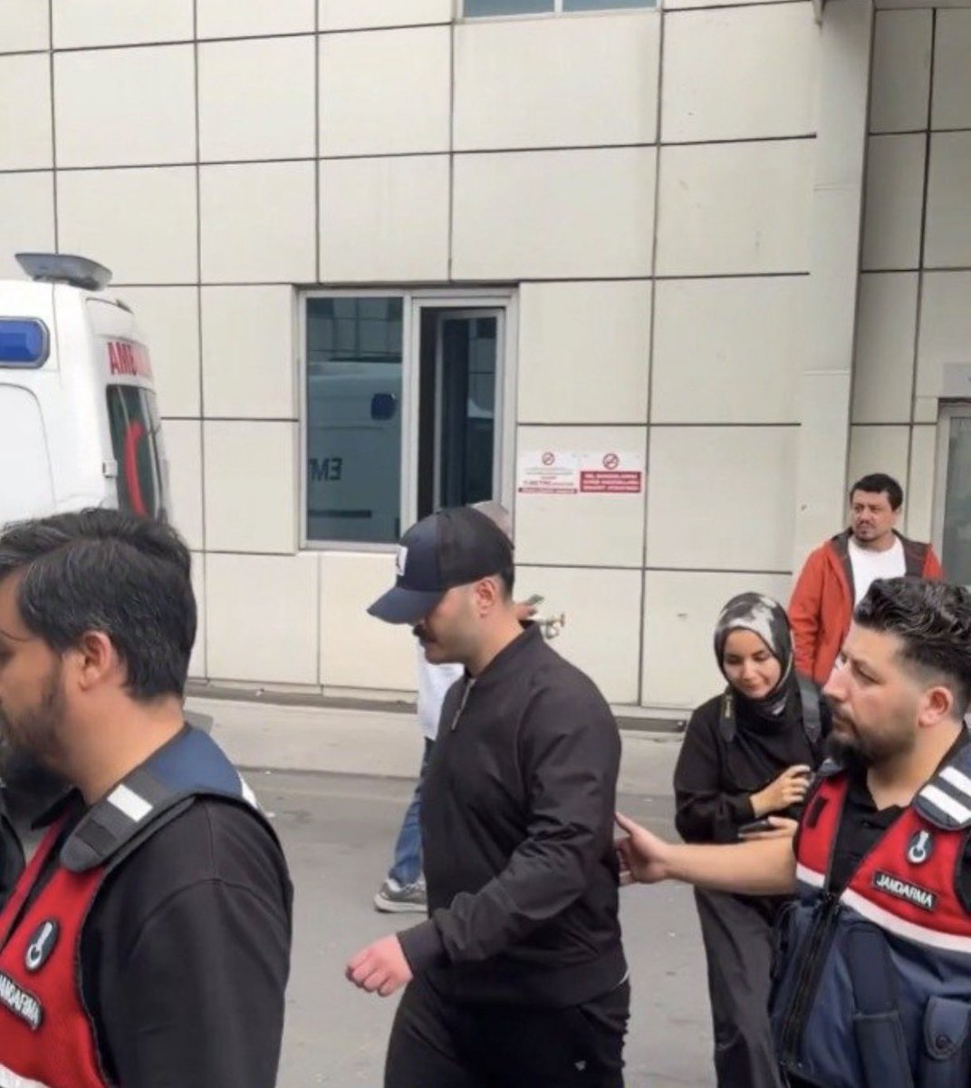 SagoYabiskanolu's tweet photo. 🚨🚨🚨SIMMMSICAK GELİŞME🚨🚨🚨

Uyuşturucu soruşturması kapsamında gözaltına alınan Yağız Sabuncuoğlu sağlık kontrolüne götürülüyor.

WERE HE LO🎯 https://t.co/UY1NddyYxK