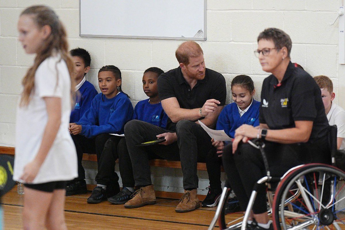 ChrisBaronSmit1's tweet photo. 🆕The Duke takes Birmingham!

Prince Harry attends the launch of the ‘INSPIRE’, Invictus Games Birmingham 2027 education programme, which was inspired by the #InvictusGames. The Duke also played pickleball during his visit to Ninestiles School, in Birmingham.

#PrinceHarry #IG27 https://t.co/n92iO2JsPd