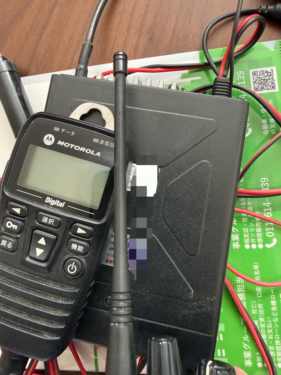 jm8jpn's tweet photo. 今日届いたVX450V、おかしい、アンテナが絶対UHF用や。
とりあえずトーンが既設設備と合致しないので通信屋に預けて来ました。 https://t.co/FWo9DlVCCX