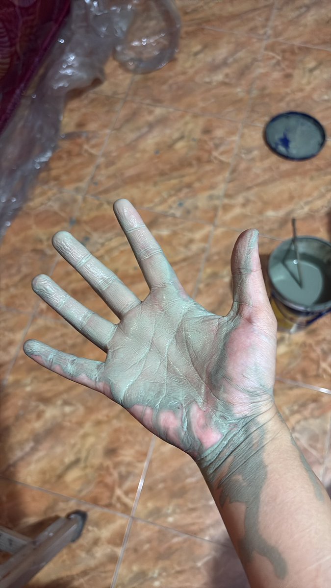 yourgirlsoy's tweet photo. cat kamar sendiri sampe ke langit langit bisa. angkat beban (deadlift) sampe 75kg bisa.

kalo cuma ngaduk semen sama angkat galon mah hal kecil kek tititmu. https://t.co/kGrRmtig7B