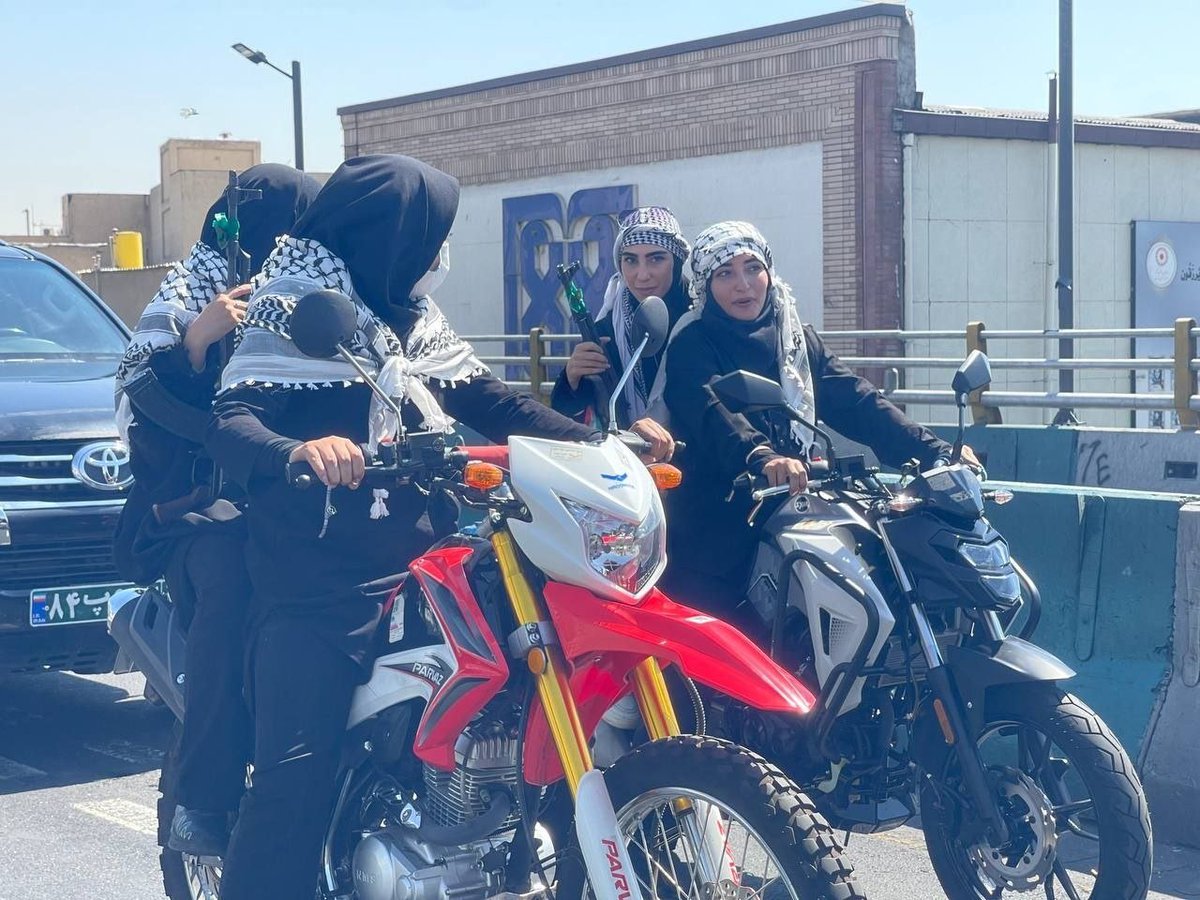 yaghma_fashkham's tweet photo. حتی همین زن‌هایی که امروز با خیال راحت سوار موتور شدن و در رزمایش شرکت کردند، جسارت امروزشون رو مدیون مهسا امینی و جنبش «زن، زندگی، آزادی» هستن. وگرنه اگه قرار بود به همون قوانین و محدودیت‌های قبلی برگردیم، در خوش‌بینانه‌ترین حالت باید ترک‌نشین می‌بودن، نه راکب موتور. https://t.co/o35KGcZNDg