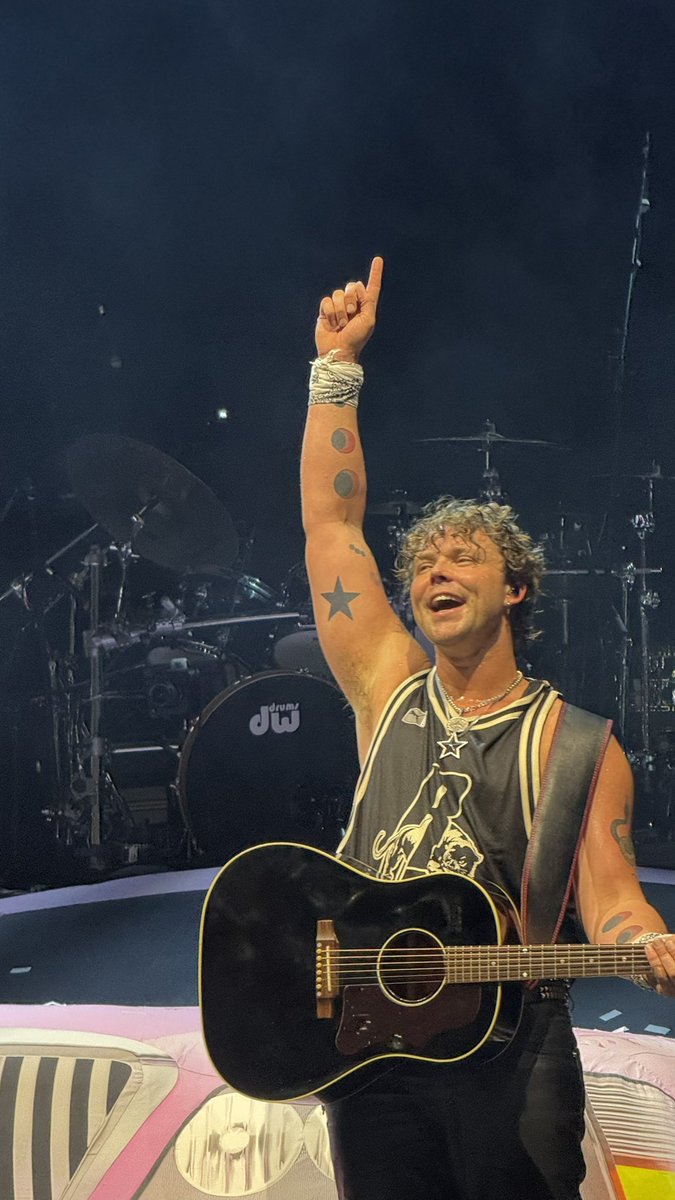 calumterezo's tweet photo. podemos hablar de los brazos de ashton dios pégame una trompada https://t.co/aiG2ikuGVy