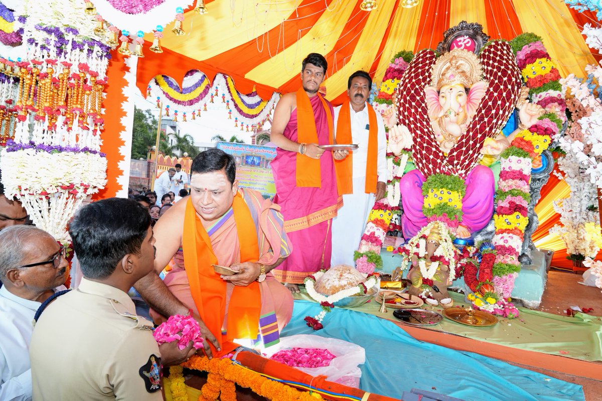 AnantapurPolice's tweet photo. సప్తగిరి సర్కిల్‌లో గణేష్ శోభాయాత్ర ప్రారంభించిన ఎస్పీ శ్రీ పి.జగదీష్ IPS గారు
🕉️ ఓంకారం పతాకావిష్కరణ
🚔 ప్రధాన రహదారులు, కూడళ్లలో కట్టుదిట్టమైన పోలీసు బందోబస్తు
 ప్రశాంతంగా శోభాయాత్ర ముగించాలని ఎస్పీ పిలుపు
#AnantapurPolice #appolice100 #APPoliceSpace #GaneshUtsav #SafeImmersion https://t.co/5YXar7UHNX