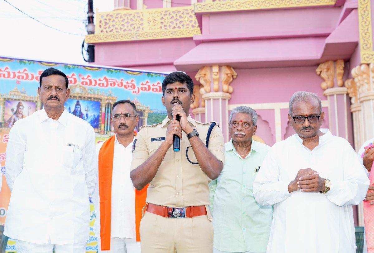 AnantapurPolice's tweet photo. సప్తగిరి సర్కిల్‌లో గణేష్ శోభాయాత్ర ప్రారంభించిన ఎస్పీ శ్రీ పి.జగదీష్ IPS గారు
🕉️ ఓంకారం పతాకావిష్కరణ
🚔 ప్రధాన రహదారులు, కూడళ్లలో కట్టుదిట్టమైన పోలీసు బందోబస్తు
 ప్రశాంతంగా శోభాయాత్ర ముగించాలని ఎస్పీ పిలుపు
#AnantapurPolice #appolice100 #APPoliceSpace #GaneshUtsav #SafeImmersion https://t.co/5YXar7UHNX
