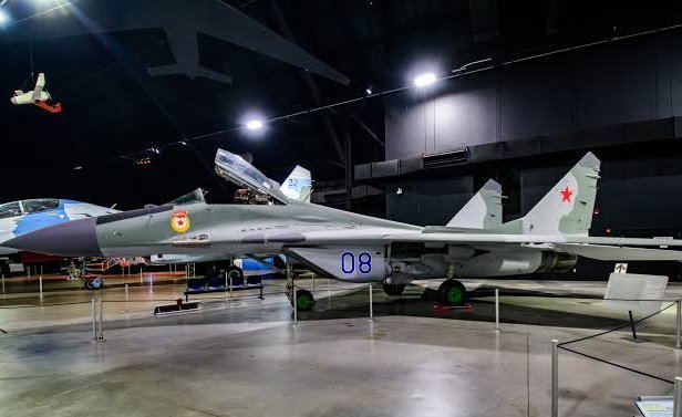 vasilyaarkhipov's tweet photo. One of the most interesting stories came from an early MiG-29 preserved at the national museum of USAF.

during restoration, the outline of the number '08' appeared beneath the moldovan paints, its gun-blast plates & other details suggested that it was an early fulcrum, and researchers eventually compared its markings with photos from the 1986's kuoppio-rissala airshow (which i mentioned in the starting).

The comparison was surprisingly forensic...the spacing and positioning of the painted no. matched the photos closely enough for the museum team to establish that this was the same a/c that had appeared at Kuoppio-Rissala 🤯what a coincidence!

''a fighter first seen by Western observers in 1986 had eventually ended up preserved in an American museum.''