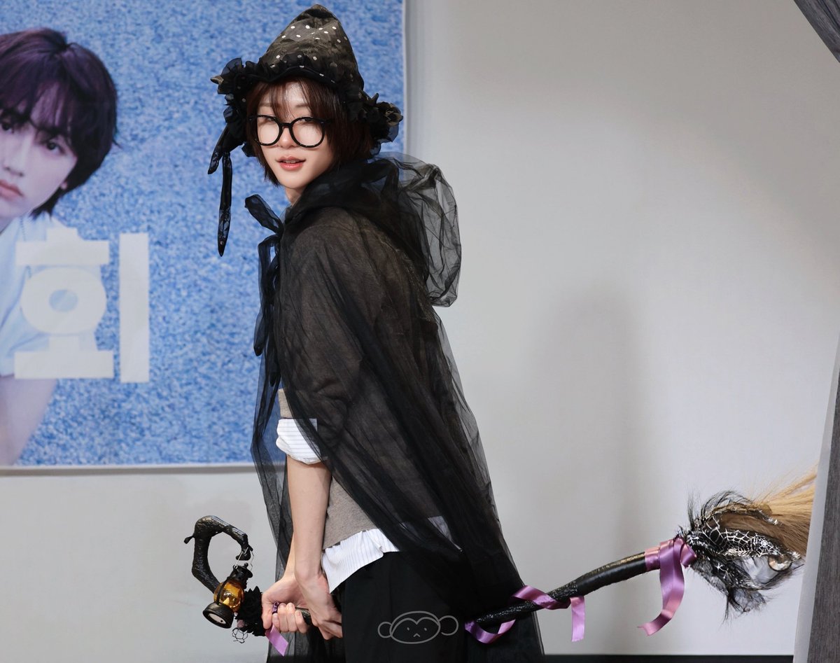 kuskkkusk's tweet photo. 견습 마녀의 속은 알고 보니 작은 원숭이였다🫢
#박원빈 #아이딧 https://t.co/2Rg8goIhVp