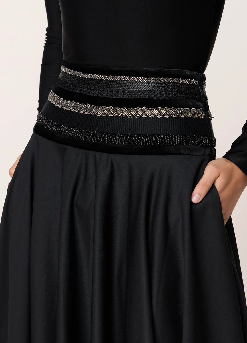 soomienana's tweet photo. تنورة السدو من كولكشن اباديا لخريف ٢٠٢٧..🖤
This should be a fall/winter MUST have https://t.co/BnsMozV8hC