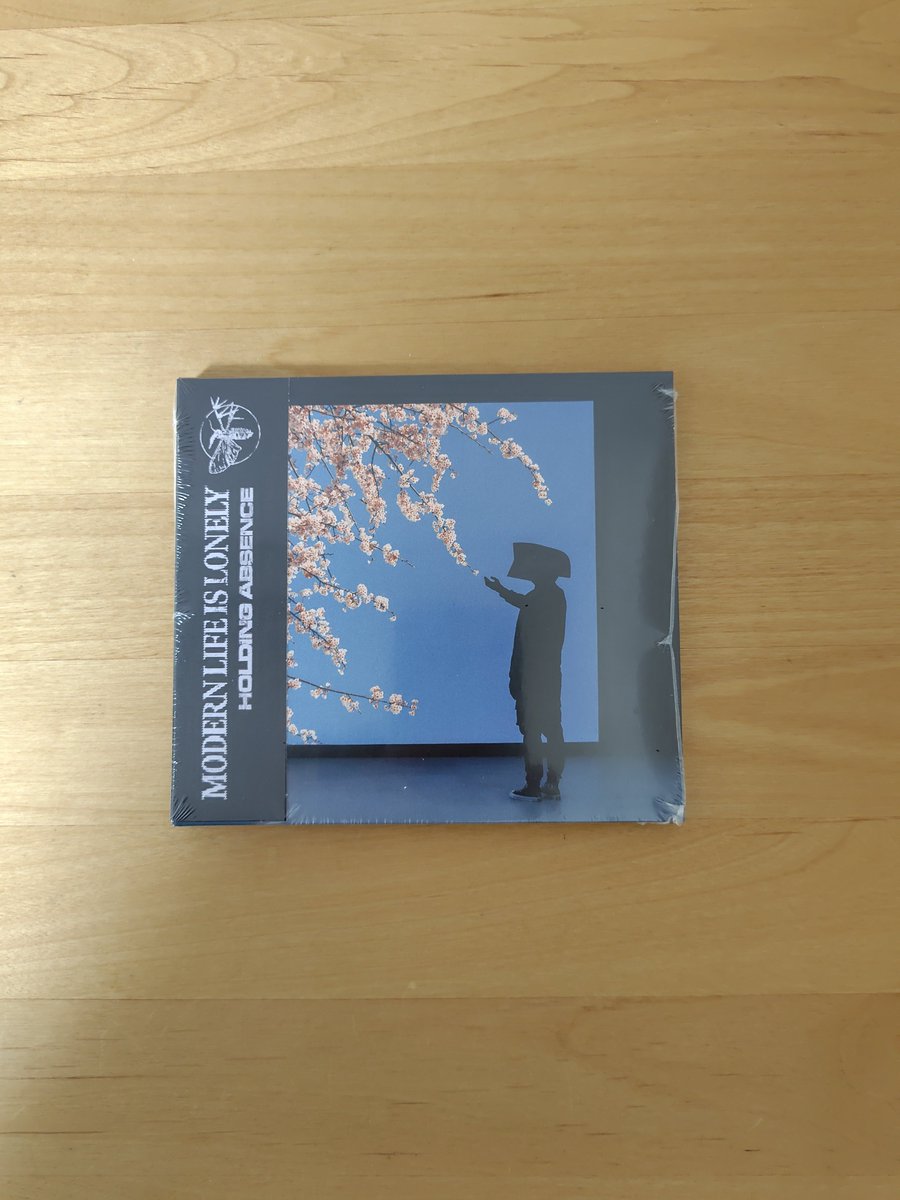 kogumata's tweet photo. 数ヶ月前からタワレコに予約していたHOLDING  ABSENCEのニューアルバム。待ってる間に国内盤のハナシが出てくるかな〜？と思ってたけど、今回もなし。その代わり？デジパックに帯付き仕様となってます😄 https://t.co/a754ojVPRq