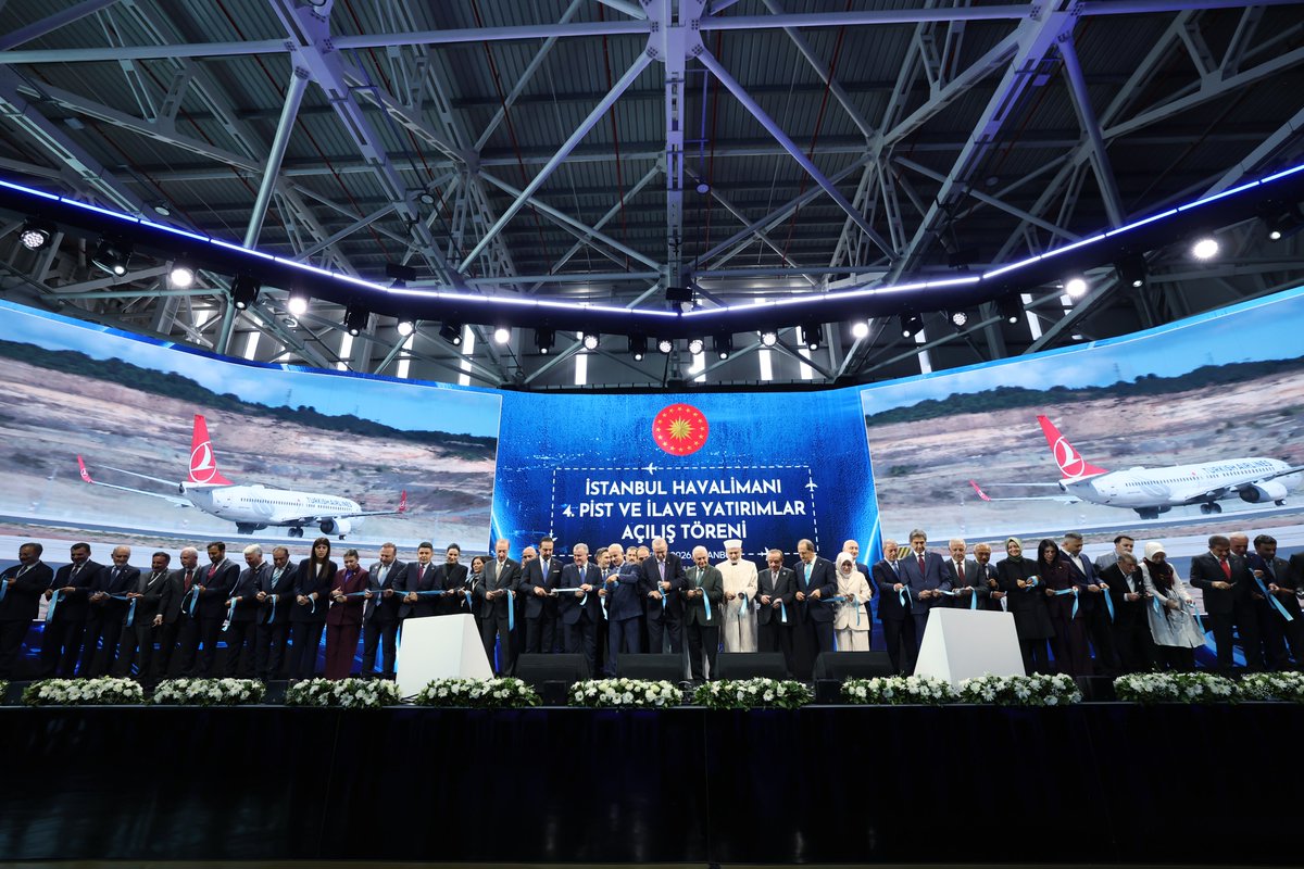 RTErdogan's tweet photo. Büyüme hedeflerimiz doğrultusunda İstanbul Havalimanındaki altyapı yatırımlarımıza devam ediyoruz.

Yaptıkları her işi eline yüzüne bulaştıranlardan, burnunun ucunu dahi göremeyenlerden farklı olarak bizim Türkiye için büyük hayallerimiz, büyük hedeflerimiz var. 🇹🇷 https://t.co/JRrKiM0idl