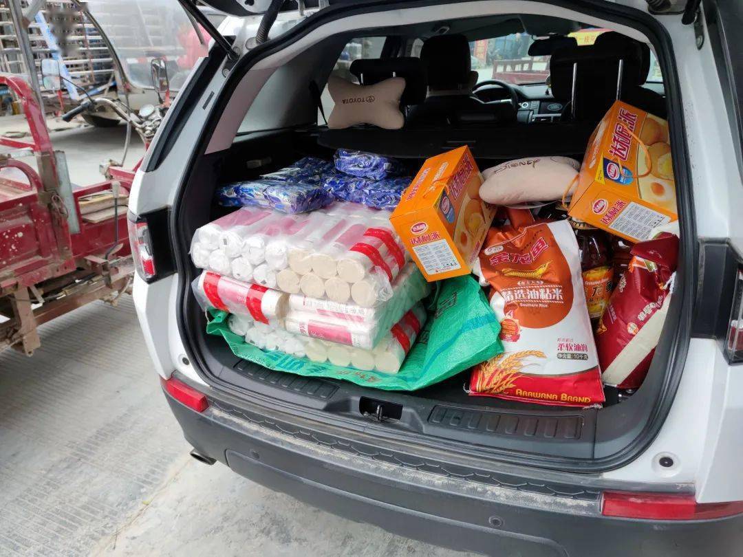 aurok175631's tweet photo. Spent 4 hours this weekend sorting donated winter clothes for local low-income families. Seeing a kid try on a warm coat he picked out himself—totally made my day!  #VolunteerWork， https://t.co/gC5H12ClxQ