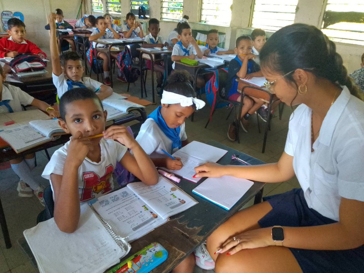 BruzonYuliet's tweet photo. En #Camagüey la Escuela Primaria Mario Herrero Toscano desarrolla sus actividades docentes con calidad y siempre acompañados de la experiencia y la juventud que se unen en el aprendizaje de los educandos.
@CamagueyDPE 
@WalterNoris 
@JorgeSutil2 
@CubaMined 
@SuarezCLoreley https://t.co/5B6NJMxcIE