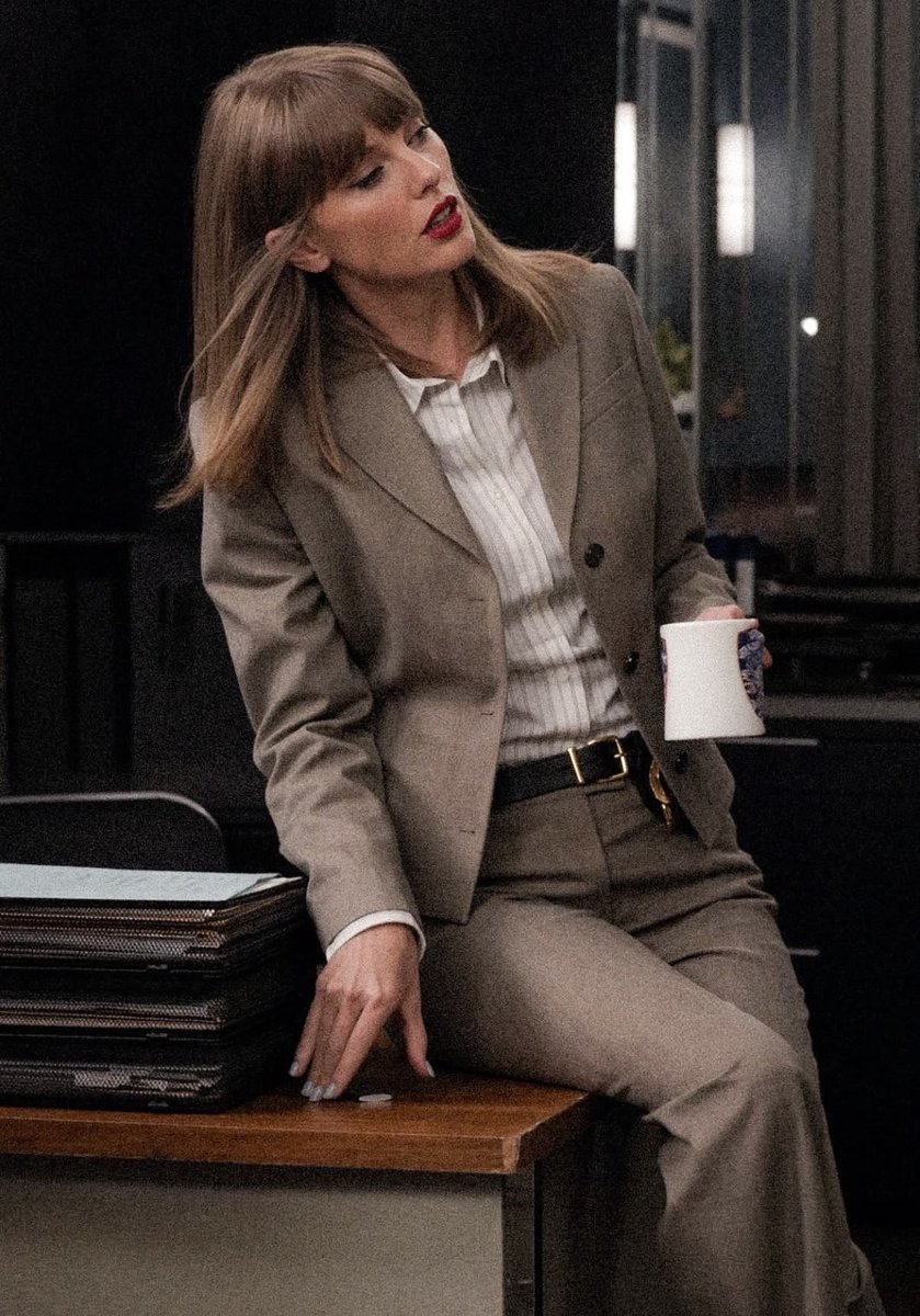 swiftie13coded's tweet photo. I pay the check before it kisses the mahogany grain https://t.co/blqC4YyNeE