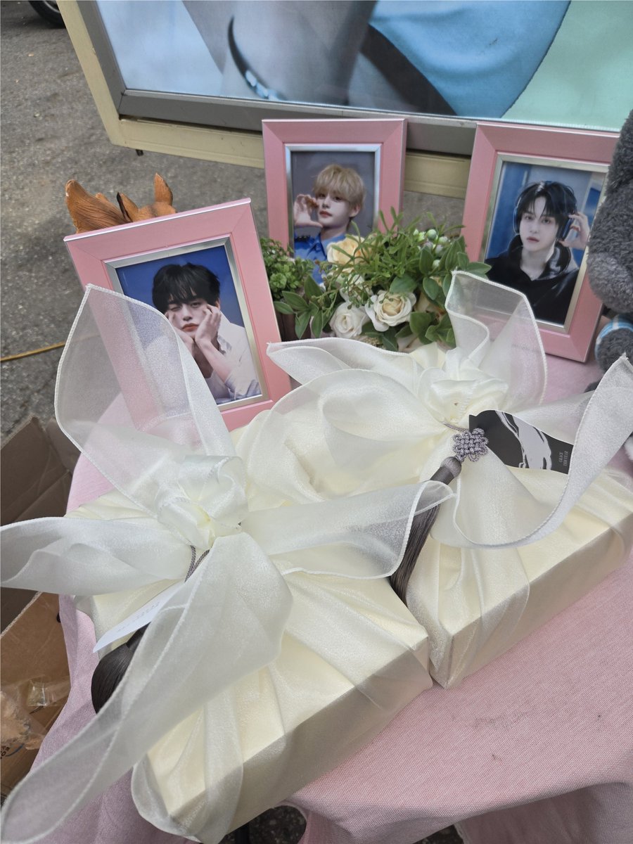_brokenclock's tweet photo. 260918 KIM JIWOONG SUPPORT

지웅이 응원차 작게나마 간식 서폿 참여!
스태프 분들도 엄청 좋아하셔서 빠르게 소진됐다 하니 
더 기분좋았음
지웅에게 조금이나마 힘이 되었길

with @tomoni_kjw @_charming_kjw @b5radori @woong_nyang1214 @jb9801jb https://t.co/yCIzJWaFSe