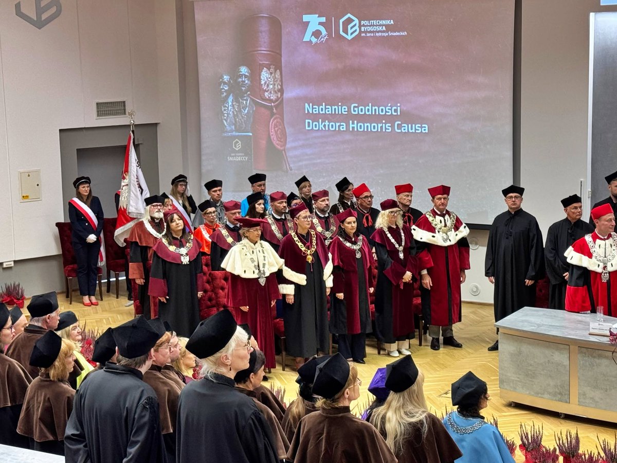 KRASP_pl's tweet photo. Prof. Teofil Jesionowski, rektor @PUT_Poznan, członek Prezydium i przewodniczący Komisji ds. Nauki KRASP został uhonorowany tytułem doktora honoris causa @Pol_Bydgoska.👏 Serdecznie gratulujemy i życzymy kolejnych sukcesów naukowych, akademickich i rektorskich! 🎓💐 https://t.co/F1Gn9aNuld