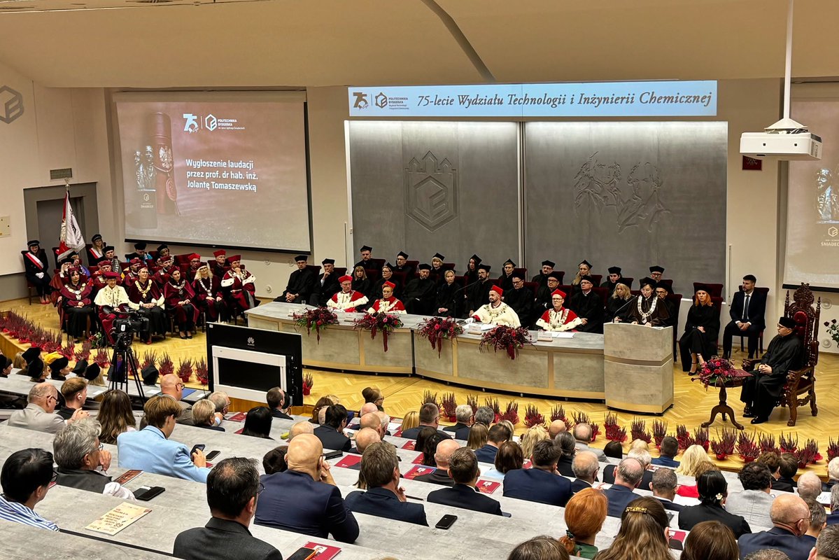 KRASP_pl's tweet photo. Prof. Teofil Jesionowski, rektor @PUT_Poznan, członek Prezydium i przewodniczący Komisji ds. Nauki KRASP został uhonorowany tytułem doktora honoris causa @Pol_Bydgoska.👏 Serdecznie gratulujemy i życzymy kolejnych sukcesów naukowych, akademickich i rektorskich! 🎓💐 https://t.co/F1Gn9aNuld