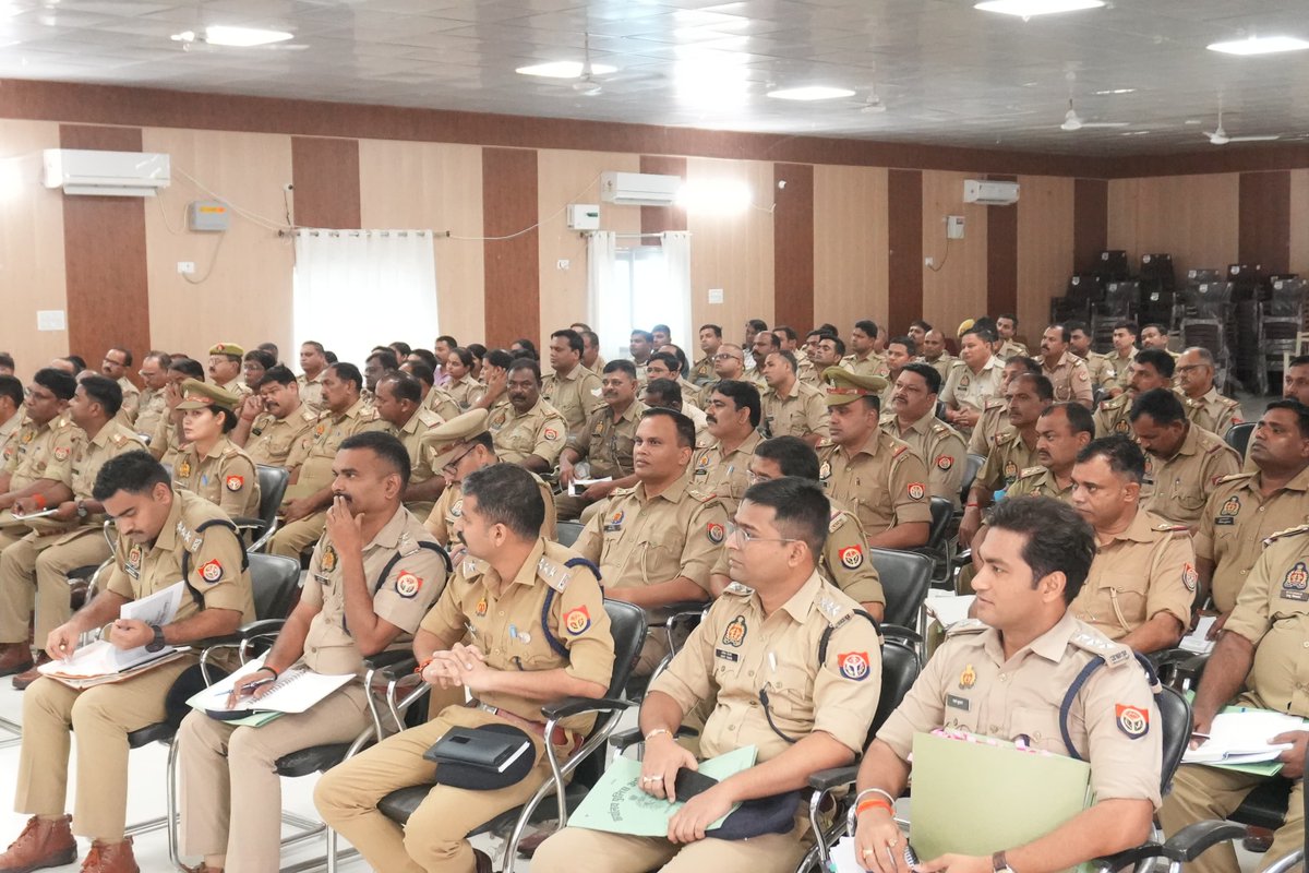 ghazipurpolice's tweet photo. ➡️ #SP_gzr महोदय द्वारा #Sp_city,#Sp_Rural एवं जनपद के समस्त सर्किल के क्षेत्राधिकारीगण व थाना प्रभारी/थानाध्यक्षों के साथ की गई "अपराध एवं कानून व्यवस्था समीक्षा बैठक" ।

➡️ साथ ही जनपद के समस्त थानों/शाखाओं से आये पुलिस कर्मियों का सैनिक सम्मेलन कर उनकी शिकायतों का संज्ञान लेकर निस्तारण हेतु संबंधित को आवश्यक निर्देश दिए गए ।
@IgRangeVaranasi
@adgzonevaranasi
#uppolice