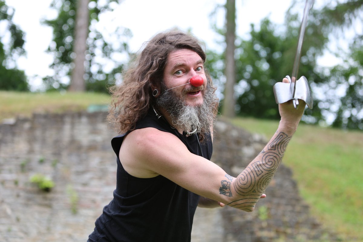 kopptisch's tweet photo. Mal wieder den Clown machen - und meine Dorothea (Dussack von @landsknechtemporium ) ausführen. #hema #historicalfencing #historischesFechten #stahlakademie Fotodank an Steffi https://t.co/iNEOLlDruE