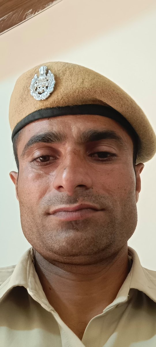 Bhursa_sau's tweet photo. जैसलमेर जिले के पुलिस थाना फलसुण्ड में गत दिनों हुए राजस्थान पुलिस कांस्टेबल किरता राम बेल्ट नंबर 745 पर हुए मारपीट और जातिसूचक अभद्रता की कड़ी निंदा!
पिछले दिनों में कर्तव्य मार्ग पर तैनात राजस्थान पुलिस थाना में  एक कांस्टेबल के साथ कुछ असामाजिक तत्वों द्वारा मारपीट करने और जातिसूचक गालियां देकर प्रताड़ित करने की अत्यंत निंदनीय घटना सामने आई है।
अगर कानून रखवाले पुलिस के जवान अगर सुरक्षित नहीं है ओर व्यवस्था की रक्षा करने वाले एक वर्दीधारी जवान के साथ इस प्रकार की मारपीट और सामाजिक भेदभाव से नही केवल कानून का घोर उल्लंघन है, बल्कि सभ्य समाज के मुंह पर एक करारा तमाचा भी है।

@PoliceRajasthan ओर राज्य की सरकार के मुखिया से @BhajanlalBjp जी इस कृत्य में शामिल सभी दोषियों के खिलाफ तुरंत कार्यवाही हो और गैर-जमानती धाराओं के तहत मामला दर्ज कर सख्त से सख्त कानूनी कार्रवाई की जाए।
त्वरित गिरफ्तारी: वर्दी पर हमला करने और सामाजिक सौहार्द बिगाड़ने वाले अपराधियों की बिना किसी दबाव के अविलंब गिरफ्तारी हो।
सुरक्षा एवं सम्मान: अगर ड्युटी पर तैनात जवानों को पूर्ण सुरक्षा और सम्मान मिलना चाहिए। कानून के रक्षकों पर हमला करने वालों को कड़ा सबक मिलना आवश्यक है ताकि समाज में ऐसा दुस्साहस कोई दोबारा न कर सके।
राजस्थान के गृहराज्यमंत्री @jawaharbedam जी आपको इस मामले में तुरंत प्रभाव से इस मामले में सख्त होकर कास्टेबल को न्याय दिलवाना चाहिए ताकि भविष्य में दोबार ऐसी घटना घटित नहीं हो 
@RajPoliceHelp  @Igp_Jodhpur @hanumanbeniwal @RajCMO  @JaisalmerPolice