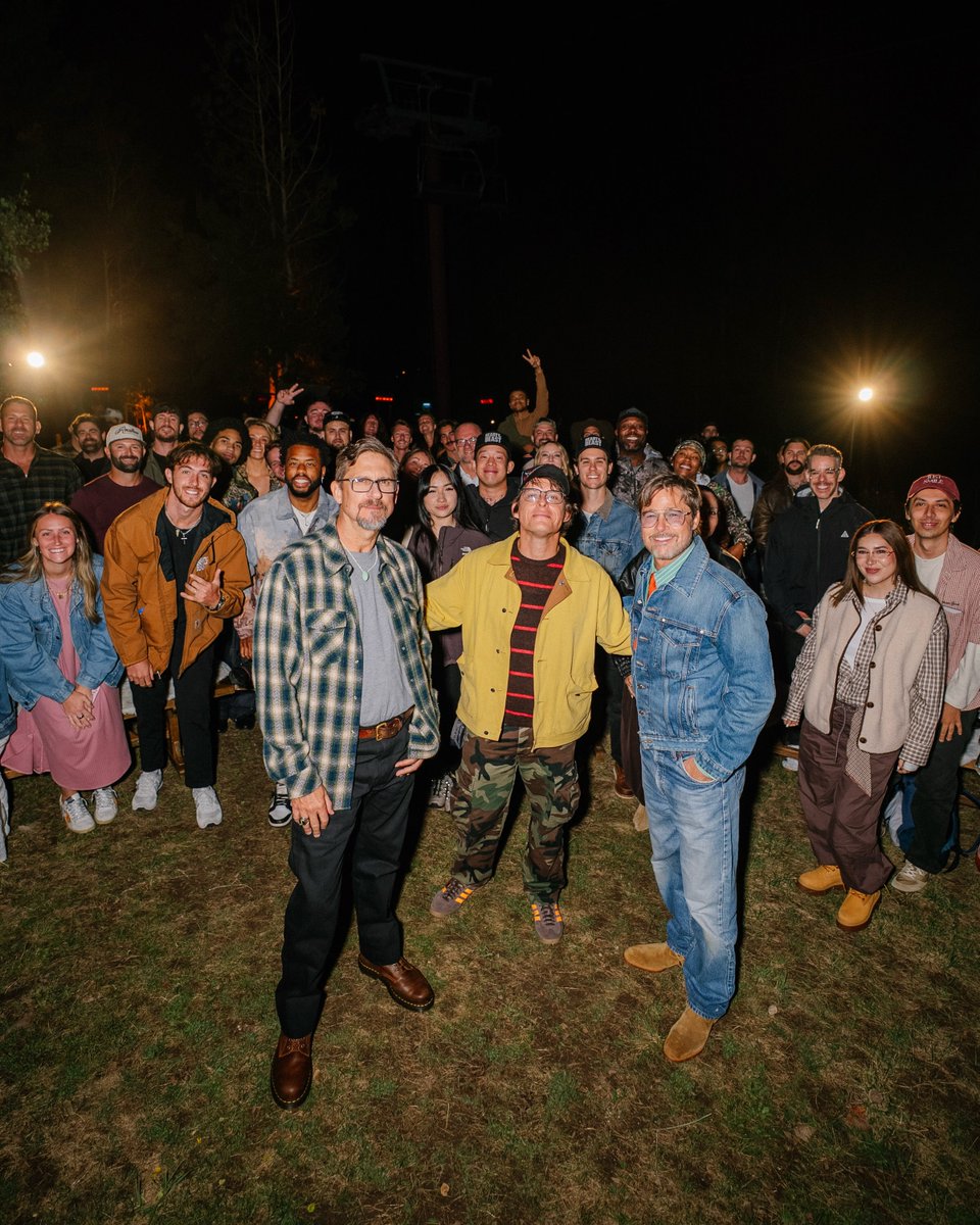 paramountfr's tweet photo. Brad Pitt, @DavidAyerMovies  et Stephen Wilson Jr. à un évènement exceptionnel pour #HeartOfTheBeastLeFilm dans le Colorado.

📸 : @aidan https://t.co/cLWGkNL8hb